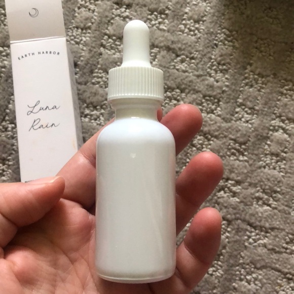 Earth Harbor Luna Rain Phyto-Resurfacing Night Serum note colour all over box - Picture 8 of 9